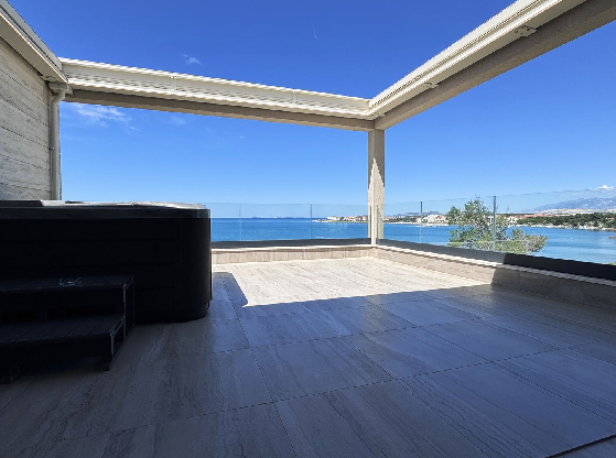 Luxurious penthouse in the first row to the sea