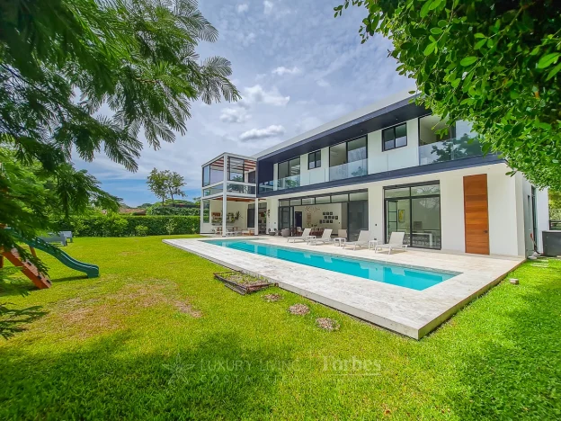 Golf front modern luxury home in Valle del Sol