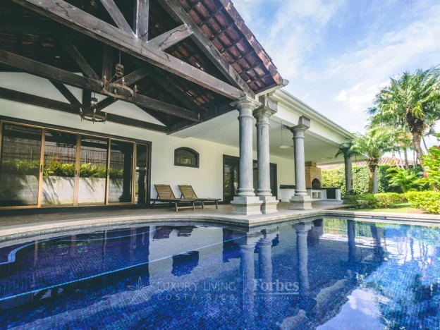 One-story house with 4-bedrooms and swimming pool